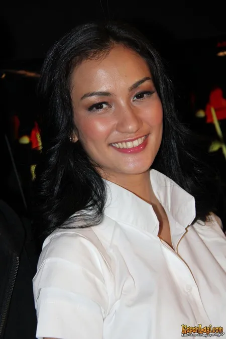 Foto Atiqah Hasiholan