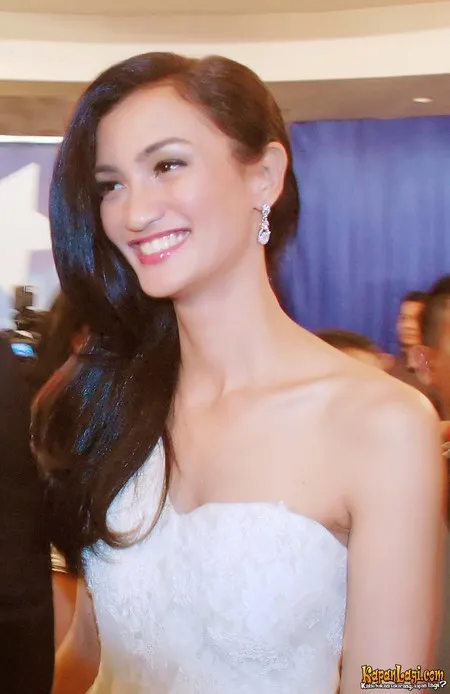 Foto Atiqah Hasiholan