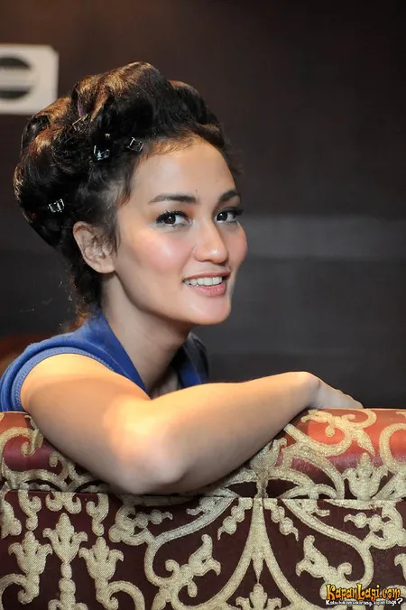 Foto Atiqah Hasiholan