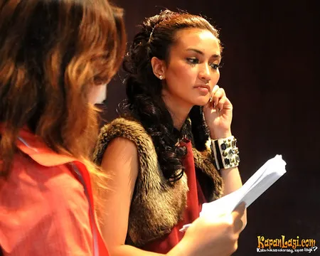 Foto Atiqah Hasiholan
