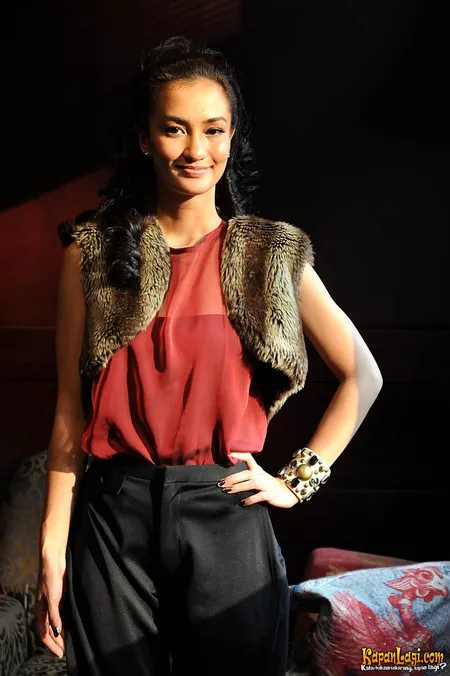 Foto Atiqah Hasiholan