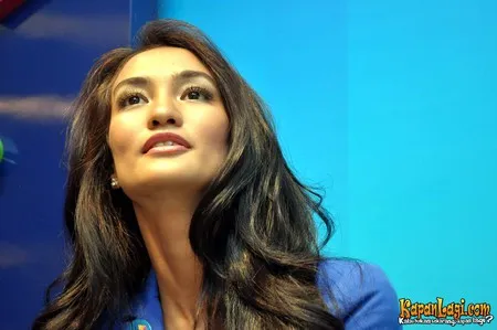 Foto Atiqah Hasiholan