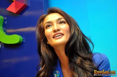 Foto Atiqah Hasiholan