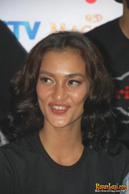 Foto Atiqah Hasiholan