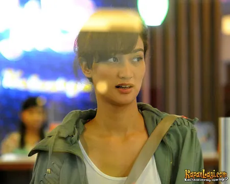 Foto Atiqah Hasiholan