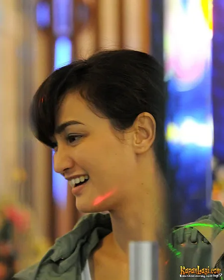 Foto Atiqah Hasiholan