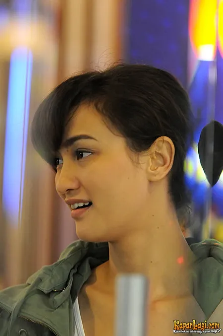 Foto Atiqah Hasiholan