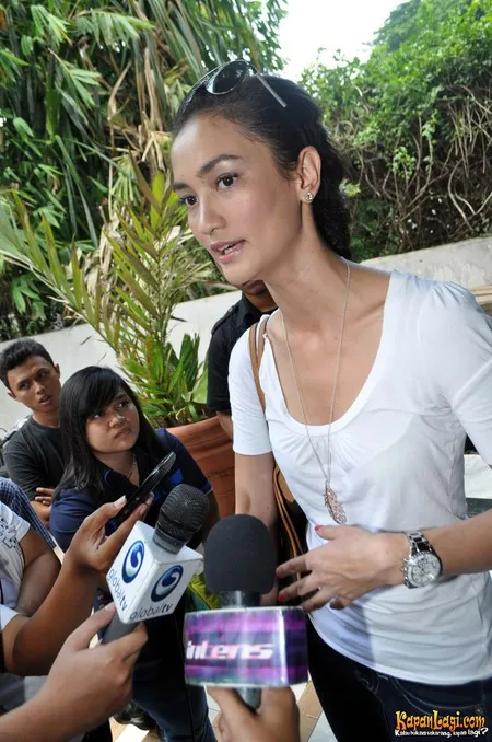 Foto Atiqah Hasiholan