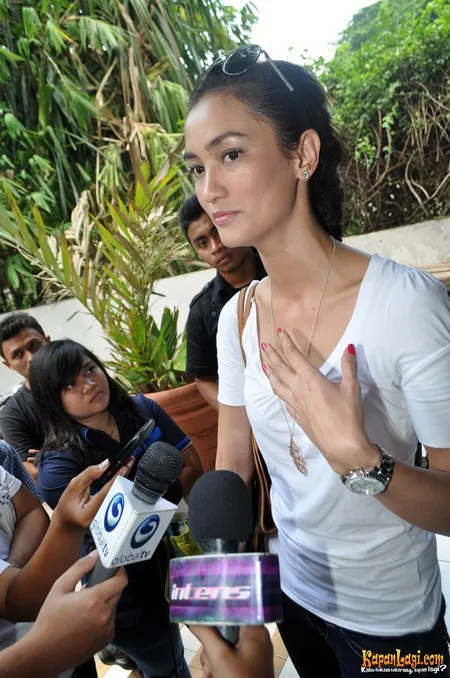 Foto Atiqah Hasiholan