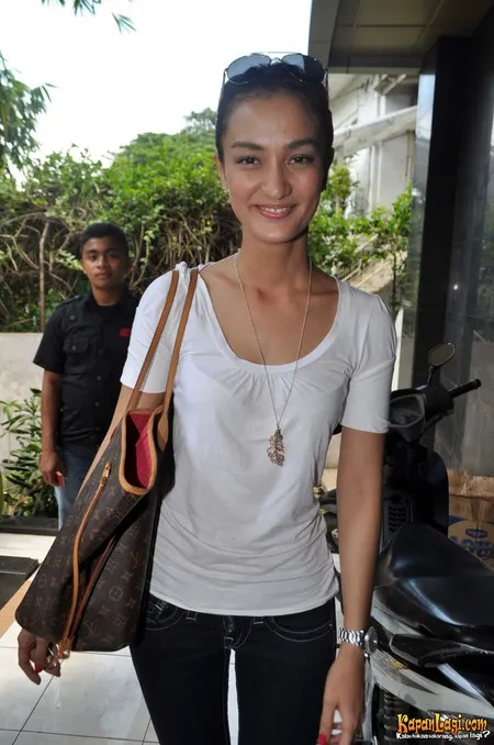 Foto Atiqah Hasiholan