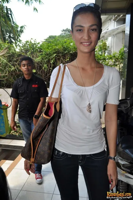 Foto Atiqah Hasiholan