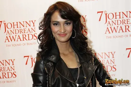 Foto Atiqah Hasiholan