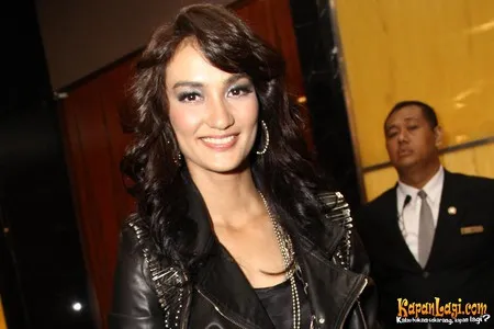 Foto Atiqah Hasiholan