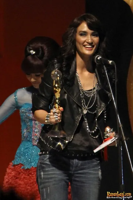 Foto Atiqah Hasiholan