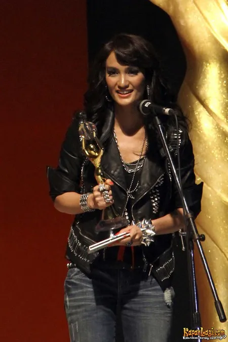 Foto Atiqah Hasiholan