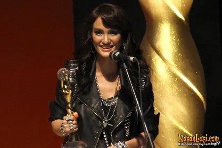 Foto Atiqah Hasiholan