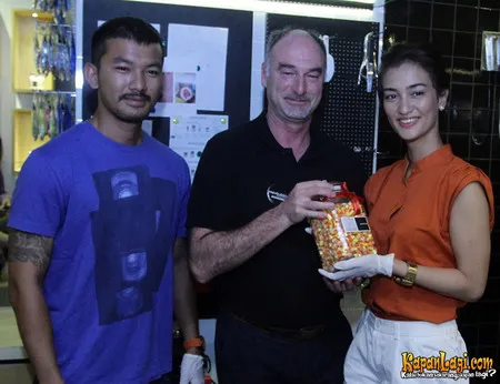 Foto Atiqah Hasiholan