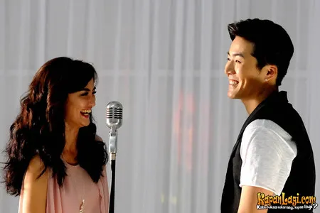 Foto Atiqah Hasiholan