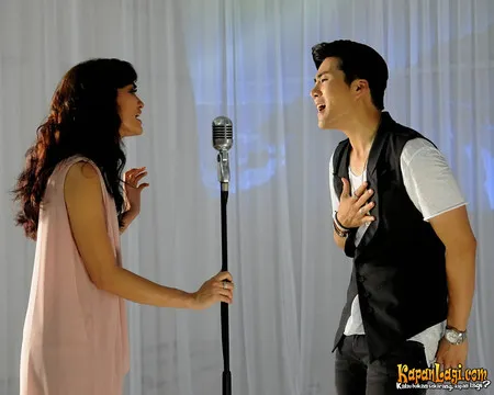 Foto Atiqah Hasiholan