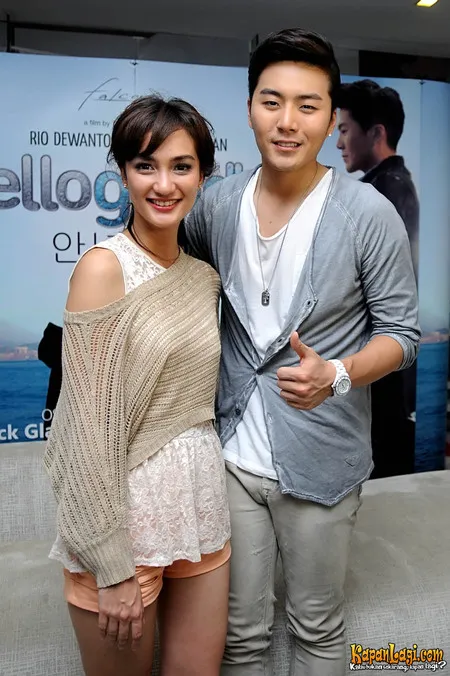 Foto Atiqah Hasiholan