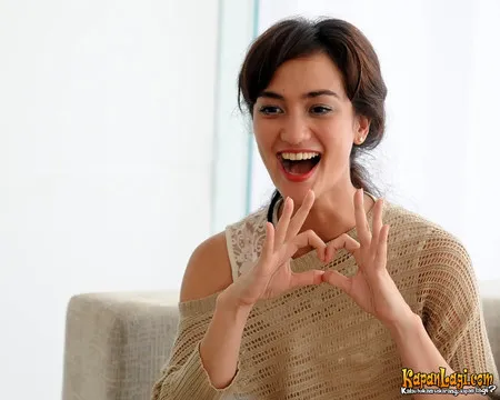 Foto Atiqah Hasiholan