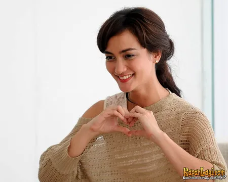 Foto Atiqah Hasiholan