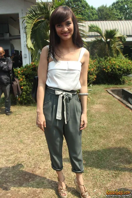 Foto Atiqah Hasiholan