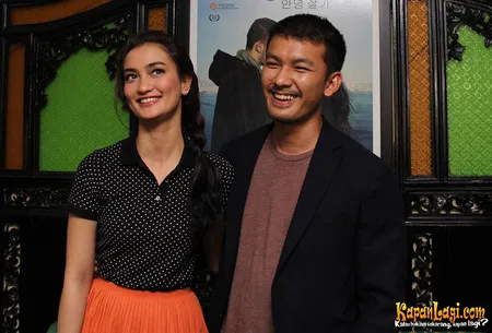 Foto Atiqah Hasiholan