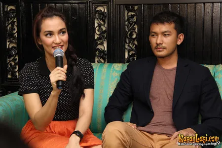 Foto Atiqah Hasiholan