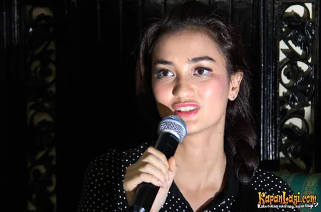 Foto Atiqah Hasiholan