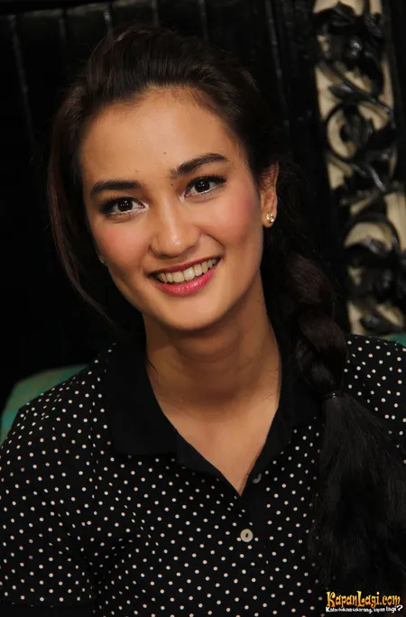 Foto Atiqah Hasiholan