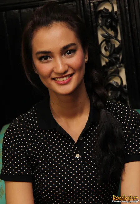 Foto Atiqah Hasiholan