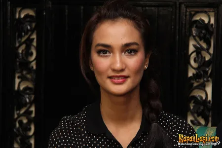 Foto Atiqah Hasiholan