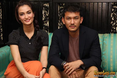 Foto Atiqah Hasiholan