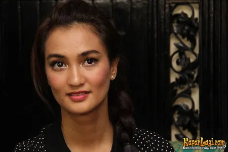 Foto Atiqah Hasiholan