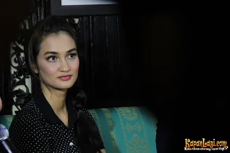 Foto Atiqah Hasiholan