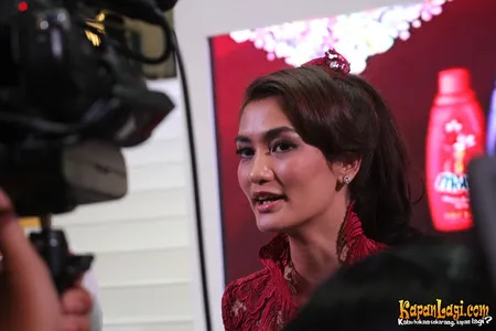 Foto Atiqah Hasiholan