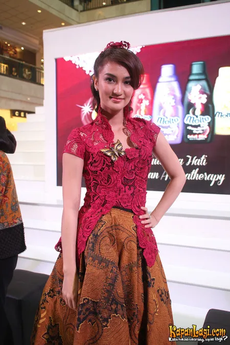 Foto Atiqah Hasiholan