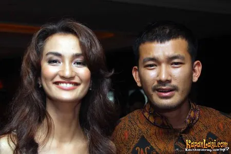 Foto Atiqah Hasiholan