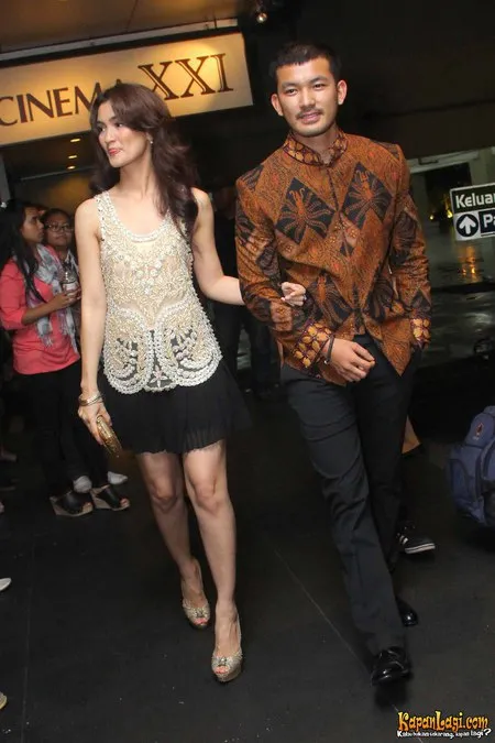 Foto Atiqah Hasiholan