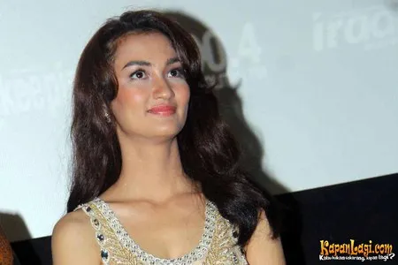 Foto Atiqah Hasiholan