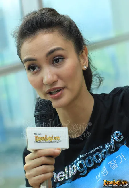 Foto Atiqah Hasiholan