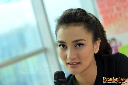 Foto Atiqah Hasiholan