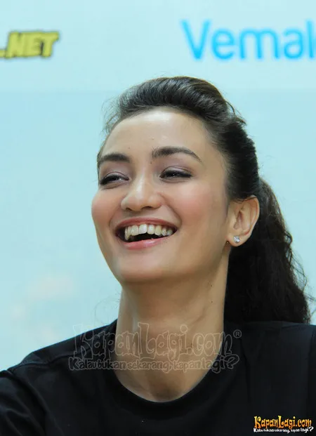 Foto Atiqah Hasiholan