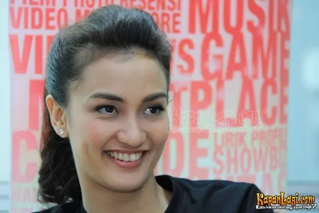 Foto Atiqah Hasiholan