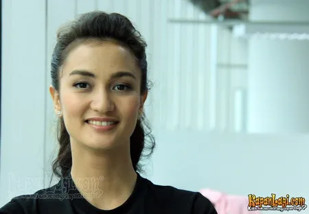 Foto Atiqah Hasiholan