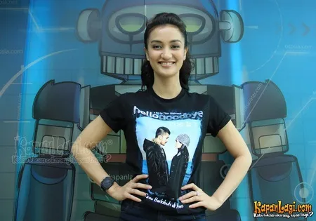 Foto Atiqah Hasiholan