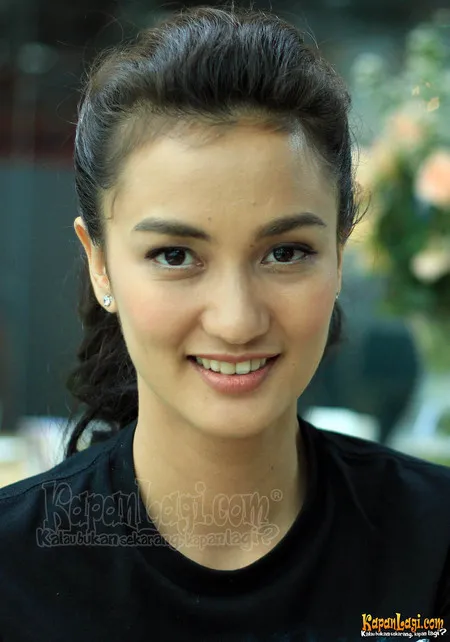 Foto Atiqah Hasiholan