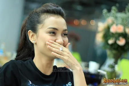 Foto Atiqah Hasiholan