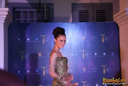 Foto Atiqah Hasiholan